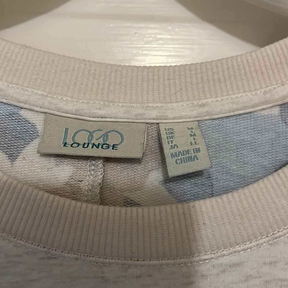 This shirt has pockets!!!!! - Picture 5 of 7